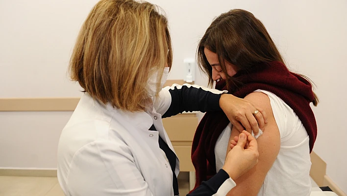 Karşıyaka'da 100 gence daha HPV aşısı yapıldı