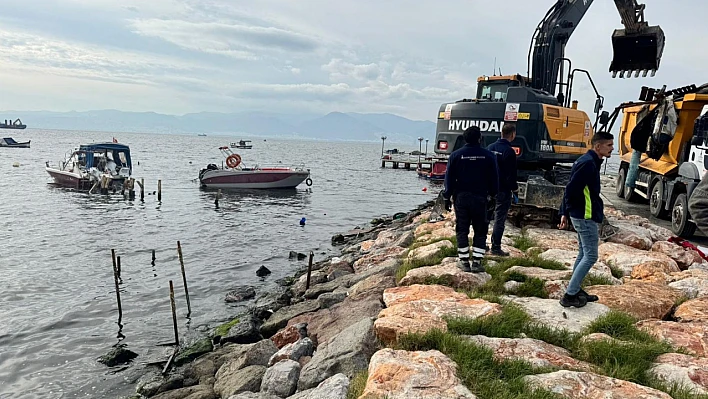 Karşıyaka sahilindeki kaçak iskelelerin yıkımına başlandı