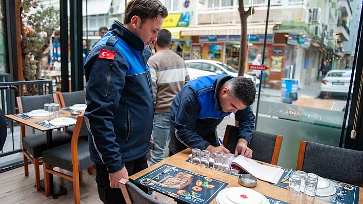 Karşıyaka Zabıtası'ndan kamusal alan işgali denetimi: 15 işletmeye ceza