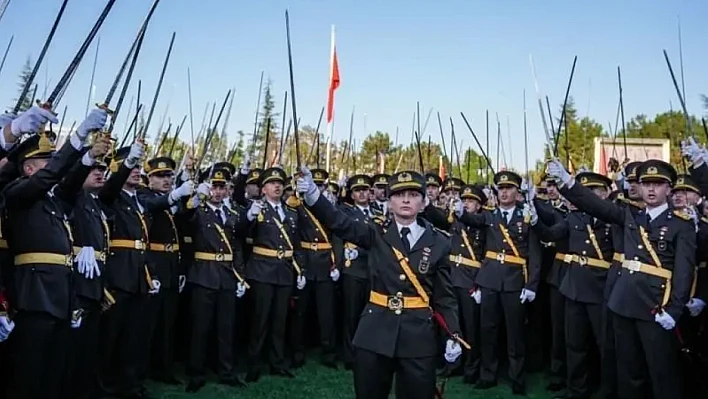 Kılıçlı yemin töreni soruşturması: Beş teğmen ihraç edildi