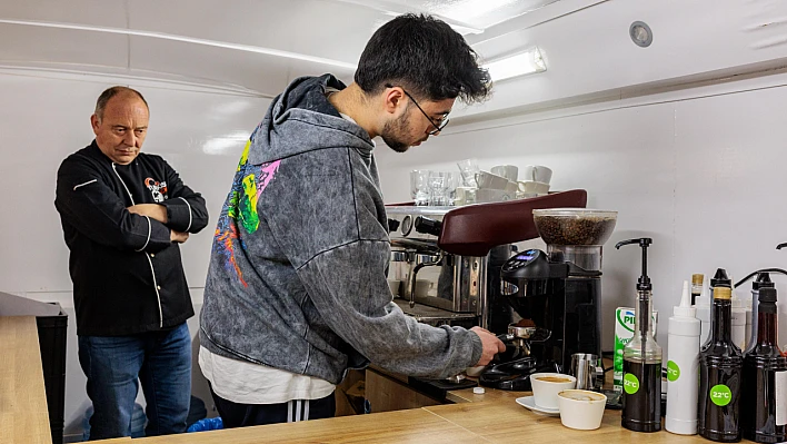 Konak'taki mobil barista kursiyerleri mezun oldu