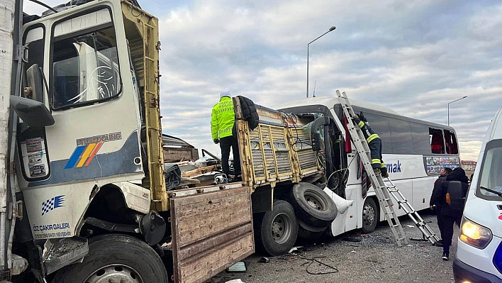 Konya'da feci kaza! 3 ölü, 33 yaralı