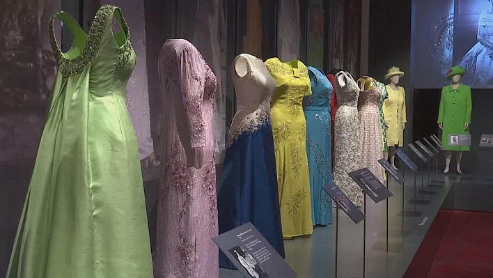 Kraliçe II. Elizabeth'in 200 Kıyafetiyle Moda Mirası Sergisi 'Her Life in Style' ile Buckingham Sarayı'nda sergileniyor