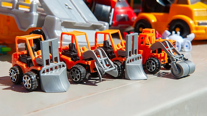 Küçüklerden büyük dayanışma: Karşıyaka'da 2. el pazarına yoğun ilgi