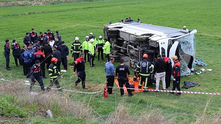 Lise öğrencilerini taşıyan midibüs devrildi 2 ölü, 26 yaralı