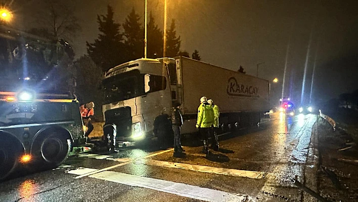 Makas atan tır nedeniyle yol trafiğe kapatıldı!