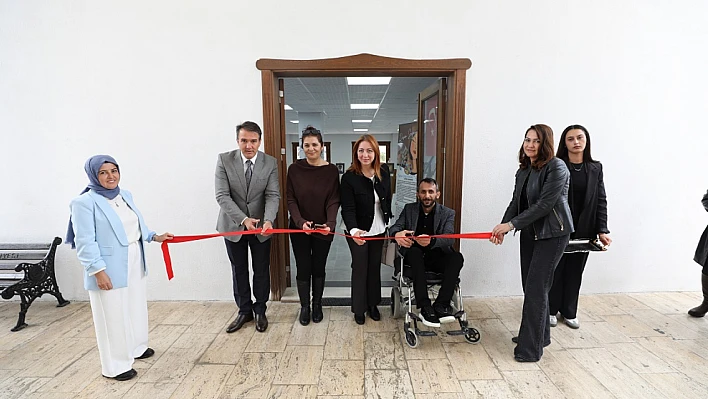 Menderes'te otizmli ressam Tuğcan Çobanoğlu'nun resim sergisi açıldı