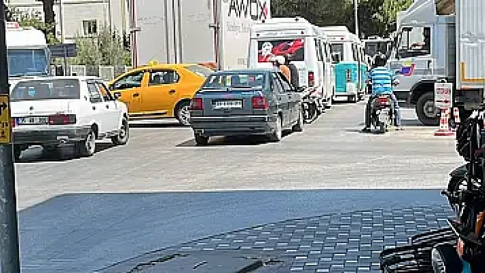 Mithatpaşa Caddesi'nde yapılan hatalı park trafiği kilitliyor