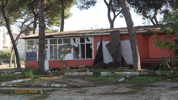 Ödemiş'te Eski SSK Binası Tehlike Saçıyor