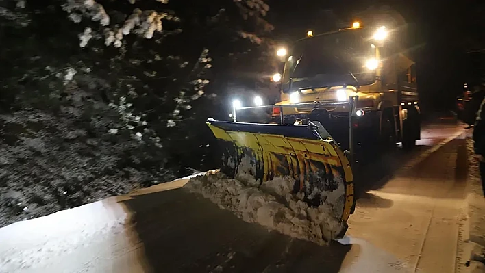 Ödemiş'te kar alarmı: Ekipler gece boyunca çalıştı!