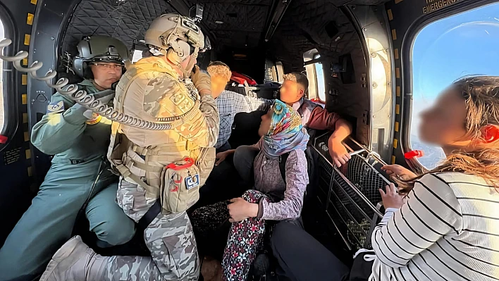 Ödemiş'teki yangında mahsur kalan aile helikopterle kurtarıldı