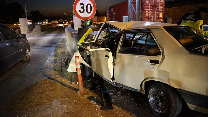 Otomobil bariyerlere çarptı, 2 kişi yaşamını yitirdi!