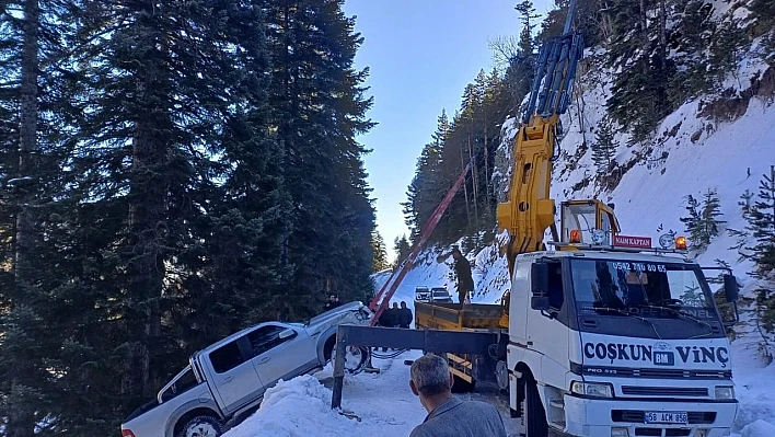 Sivas'ta mucize kaza! 30 metreden dereye uçtu, yara almadan kurtuldu