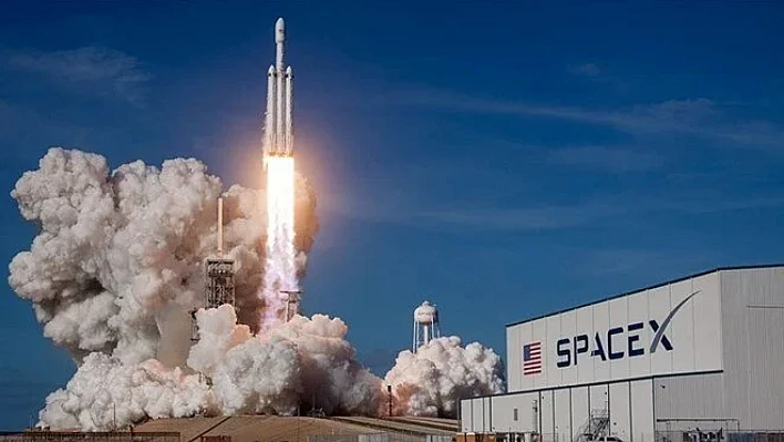 SpaceX roket enkazı Polonya'ya düştü