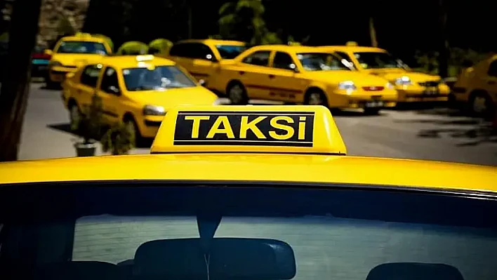 Taksici ile yolcu yumruk yumruğa kavga etti!