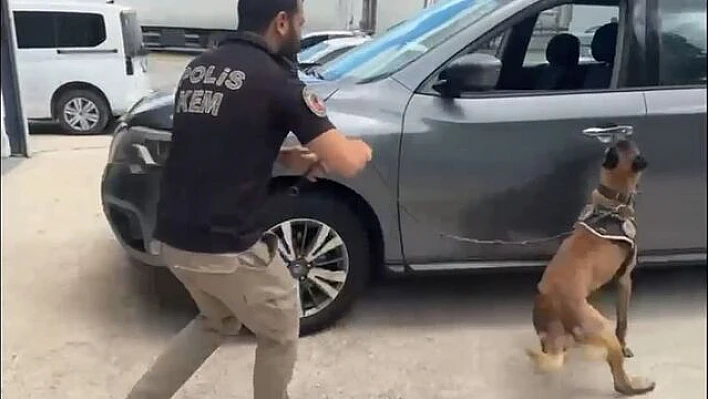 TEM Otoyolu'nda durdurulan araçta 82 kilo metamfetamin bulundu, sürücü gözaltına alındı.