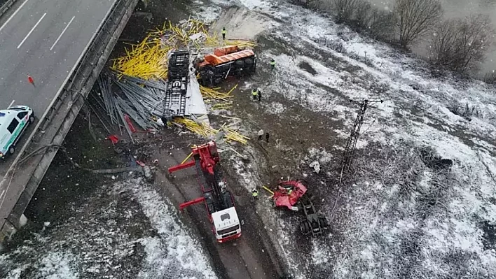 Tır ve kar kürüme aracı köprüden uçtu, 2 ölü