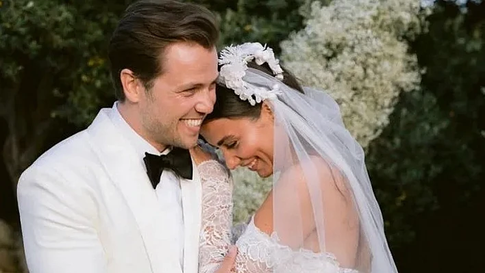 Tolga Sarıtaş ve Zeynep Mayruk ilk kez anne baba oldu
