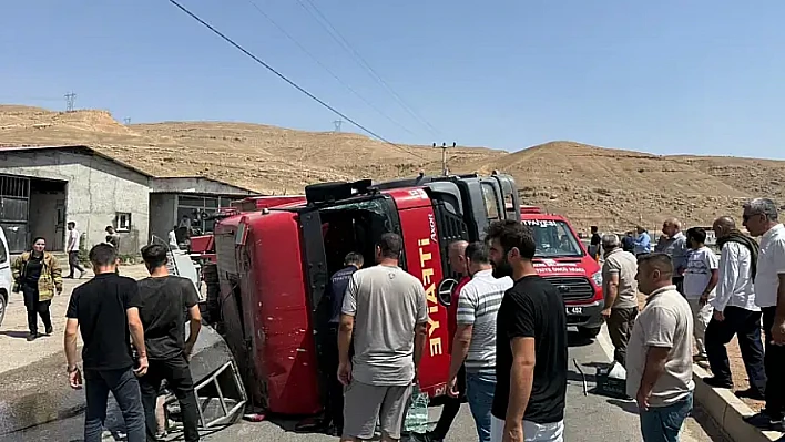 Trafik kazası geçiren itfaiye erleri, yaralı halde yangına müdahale etti