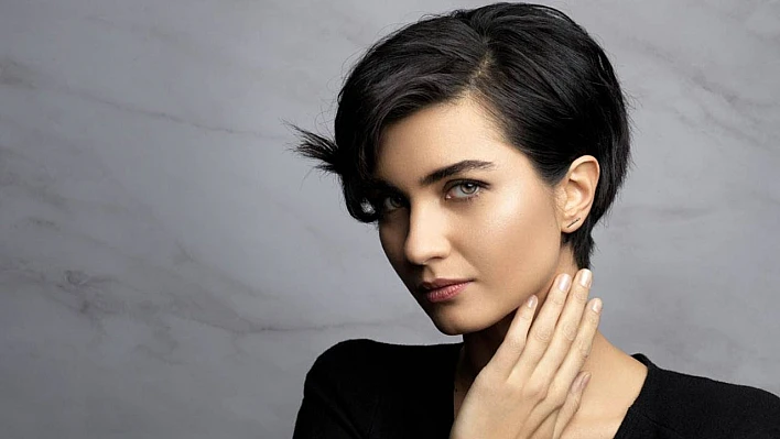 Tuba Büyüküstün'ün Kırmızı Halı Şıklığı