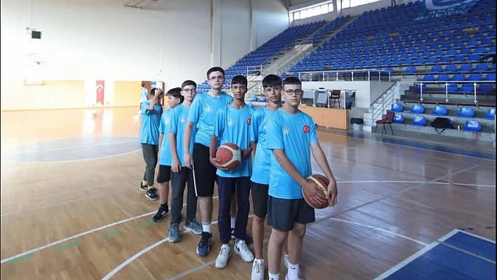 Ülkü Ocakları Ödemiş İlçe Başkanlığı ile Tire İlçe Başkanlığı basketbol maçında karşılaştı
