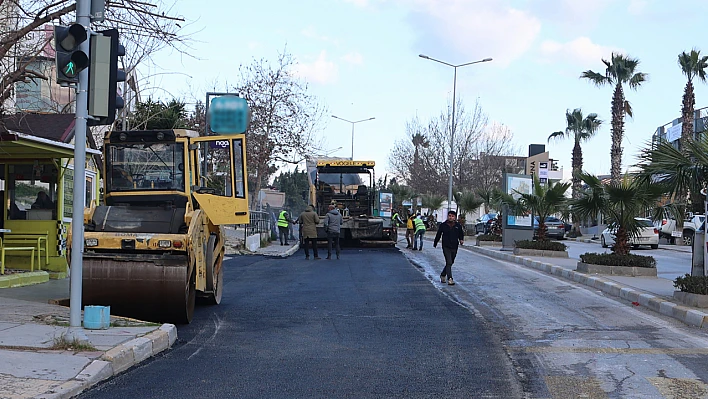 Urla'da asfalt ve parke taşı çalışmaları hızla devam ediyor