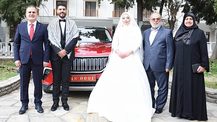 Validen büyük jest! Makam aracını gelin arabası yaptı
