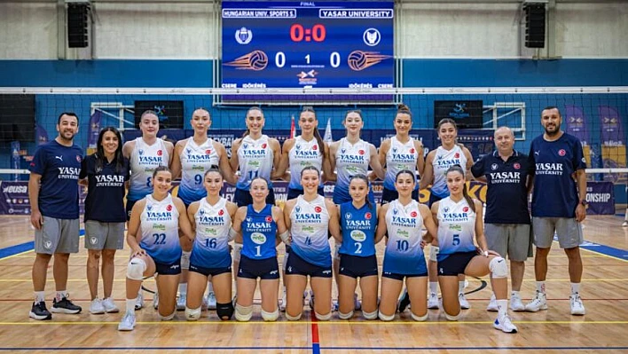 Yaşar Üniversitesi kadın voleybol takımı Avrupa'da kürsüde