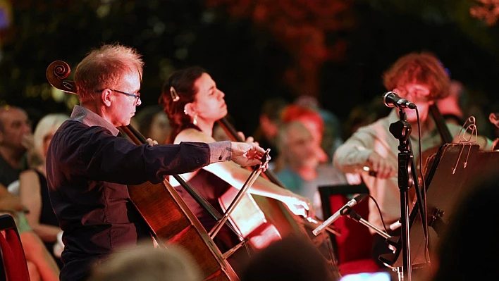Zeytin ağaçlarının gölgesinde müziğin tınısı: MAV Cello Ensemble İzmir'de