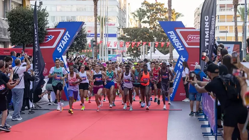 9 Eylül İzmir yarı maratonunda coşku ve renkli görüntüler