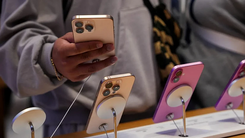 Apple, katlanabilir iPhone için düğmeye bastı