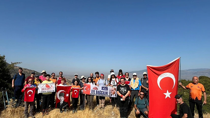 Balabanlı Kalesi'nde 30 Ağustos Zafer Bayramı coşkusu: Efe Dağcılık Kulübü'nden anlamlı yürüyüş