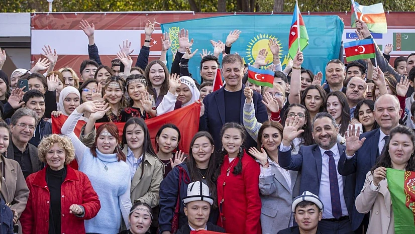 Başkan Tugay, Dünya Türk Dili Ailesi Günü'nü öğrencilerle kutladı