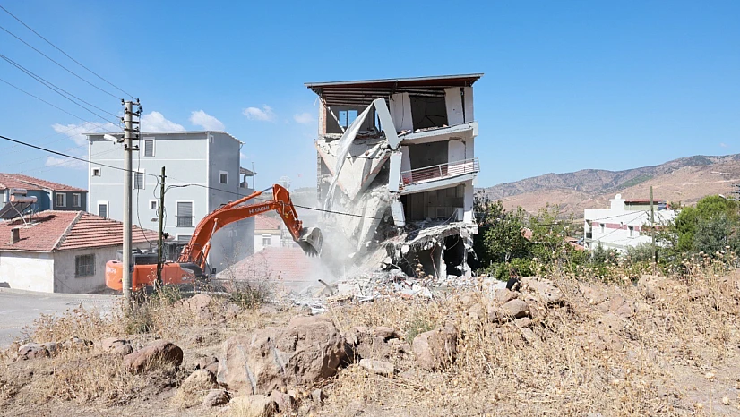 Bayraklı'da 5 katlı kaçak bina yıkıldı