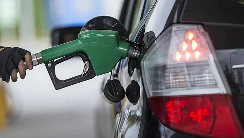 Benzin ve motorine yeni zam! Fiyatlar 54 TL'yi aştı