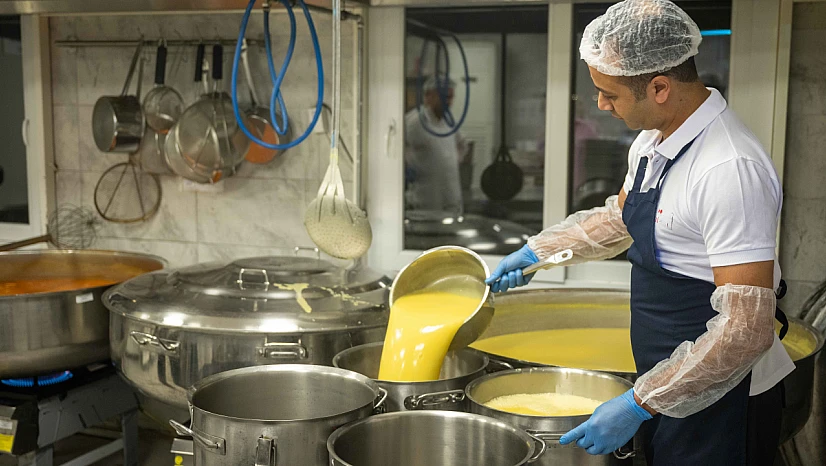 Bornova'da doğuk sabahlar sıcak çorbayla ısınıyor