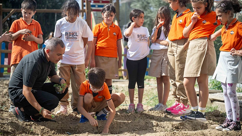 Bornova'da minikler toprakla buluştu: Okul bahçelerine kışlık sebze ekimi