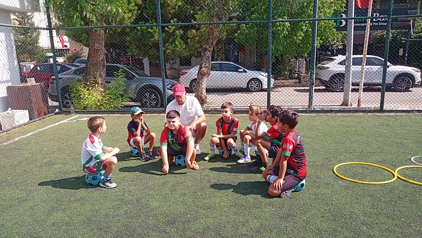 Bostanlıspor'un minik futbolcuları sahaya indi