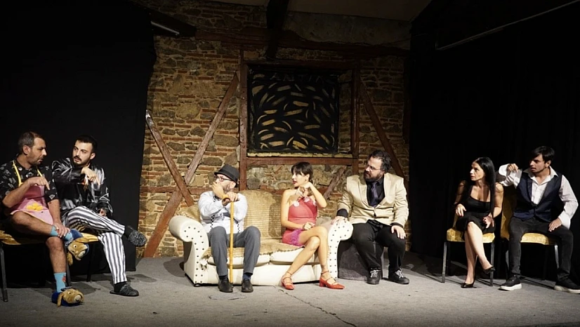 'Emlaktan Baba' Konak sahnede kapalı gişe başladı