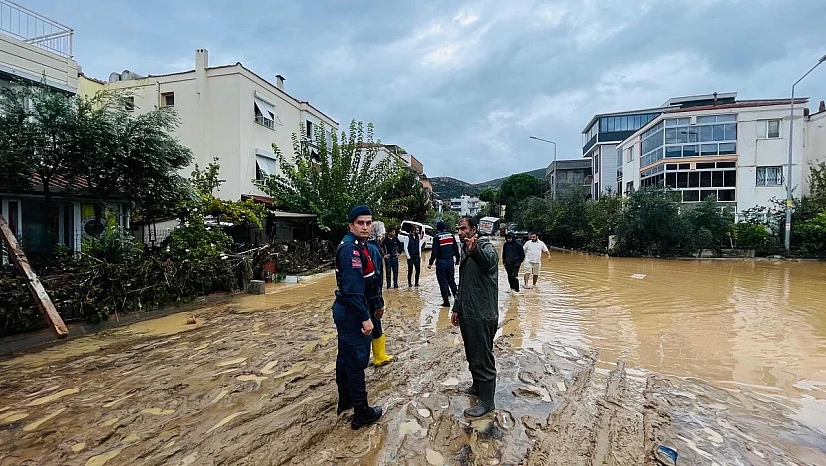 Foça'da 1,5 saatte metre kareye 144 kg yağış düştü