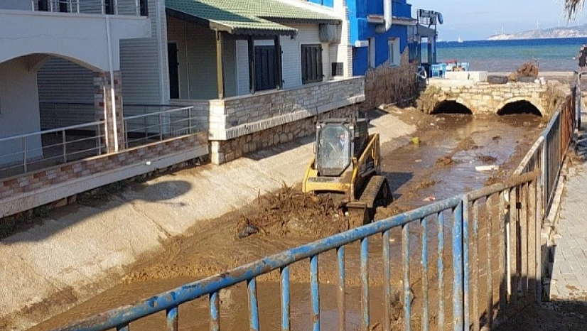 Foça'da rekor yağış sonrası dere temizliği ve altyapı çalışmaları hızlandı