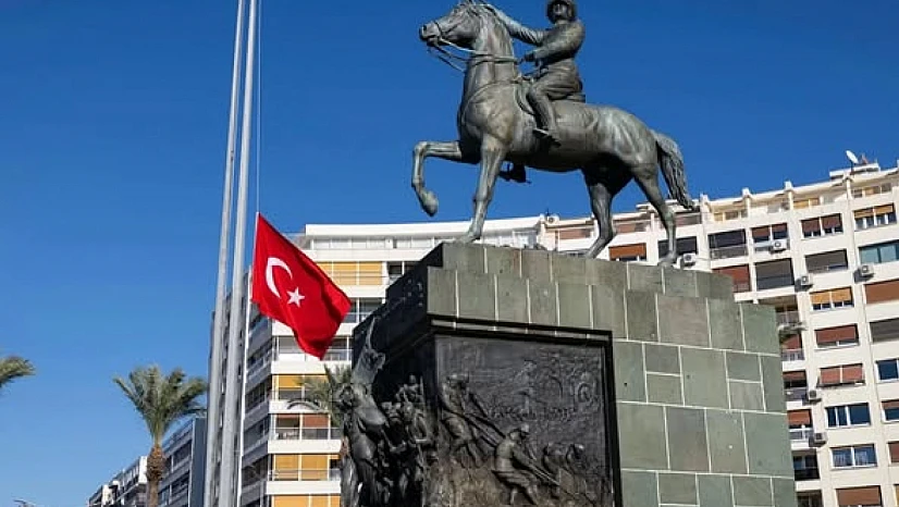 İzmir'de şehitler için bayraklar yarıya indirildi