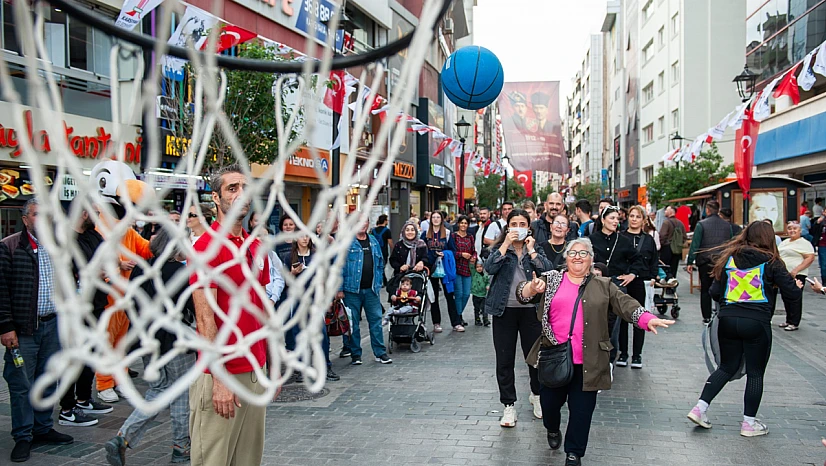 Karşıyaka çarşısında renkli anlar: Hergele meydanına basketbol potası kuruldu