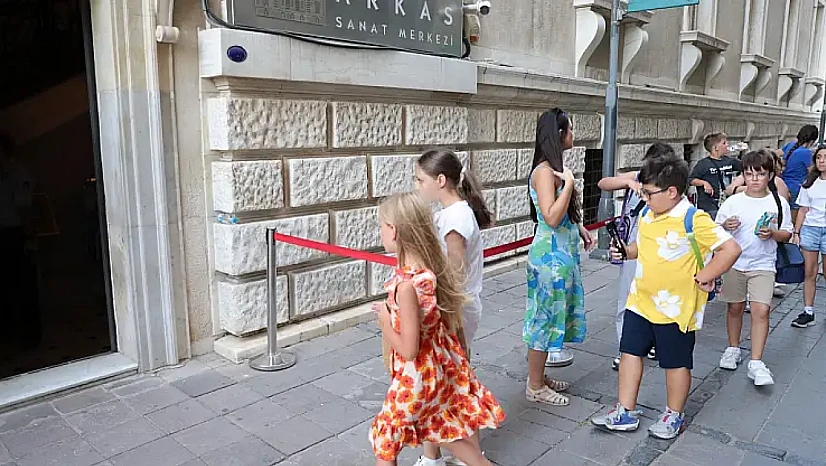 Konak'ta minik sanatseverler için sanatla yolculuk başladı