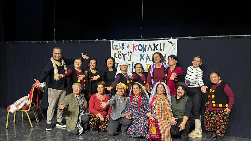 Köy kadınlarının sahne performansı izleyiciden tam not aldı