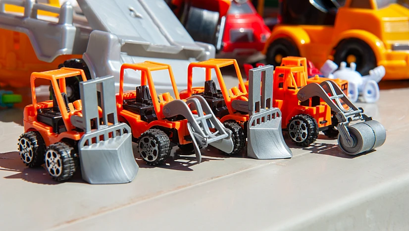 Küçüklerden büyük dayanışma: Karşıyaka'da 2. el pazarına yoğun ilgi