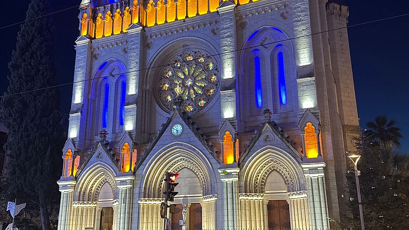 Mavi ve altın ışıklar altında Nİce'nin  simgesi: Sainte-Reparate Katedrali