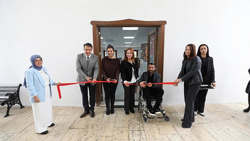 Menderes'te otizmli ressam Tuğcan Çobanoğlu'nun resim sergisi açıldı