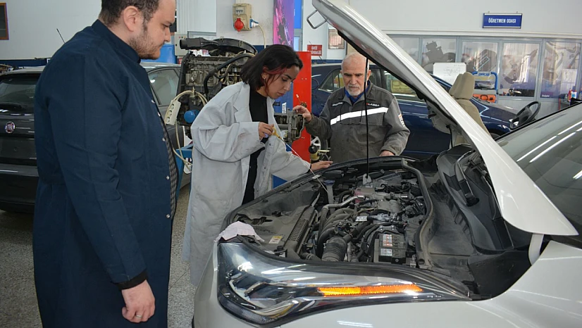 Otomotiv sektörüne nitelikli teknikerler yetiştiriyor