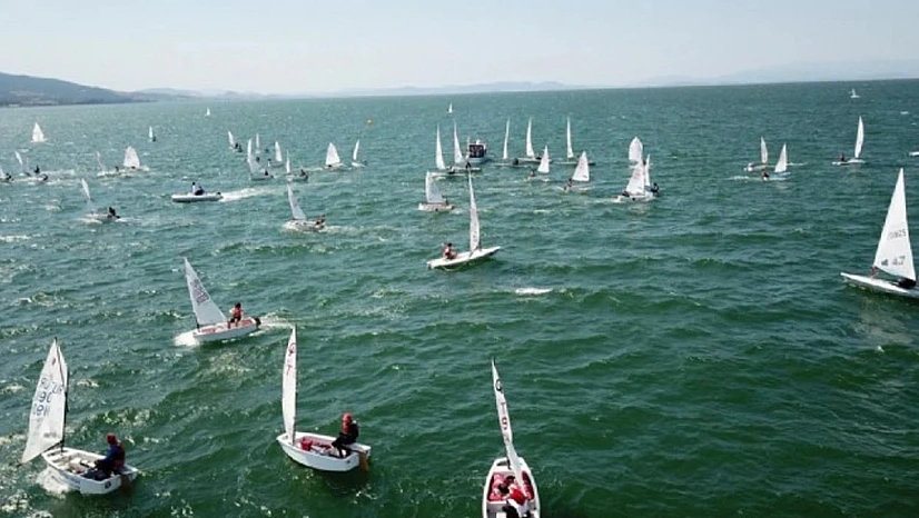 Seferihisar'da 9 Eylül Coşkusu Yelkenlerle Yaşandı: 183 Sporcu Yarıştı